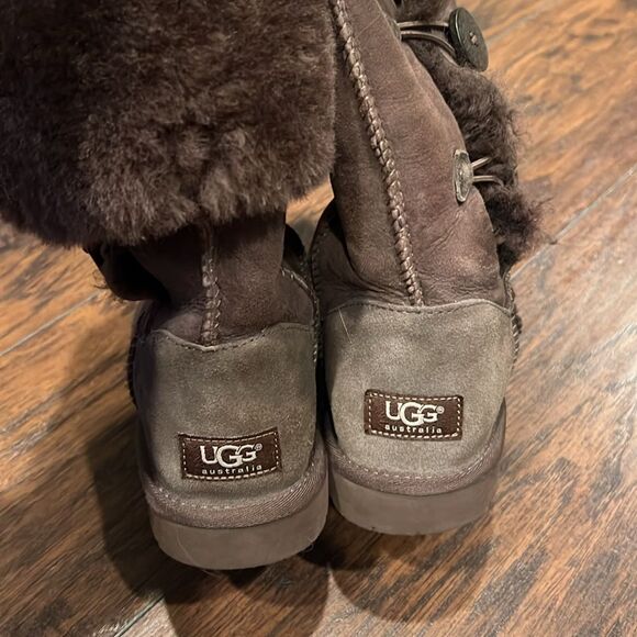 Uggs Bailey Button Triple Boot brown in GUC size 7 - Picture 4 of 9